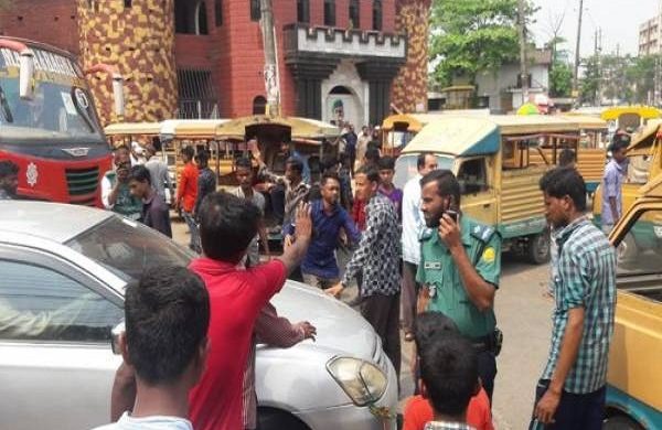 সিলেটে ব্যবসায়ী ও শ্রমিক মুখোমুখি