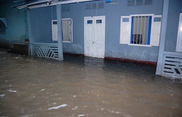 সিলেট নগরীর ঘরে-বাইরে হাটু পানি!