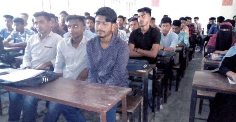ঢাকাদক্ষিণ সরকারী কলেজে নবাগতদের বরণ