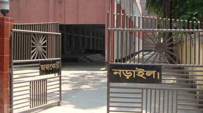 আদালতে আসামীকে আইনজীবীর মারধর!