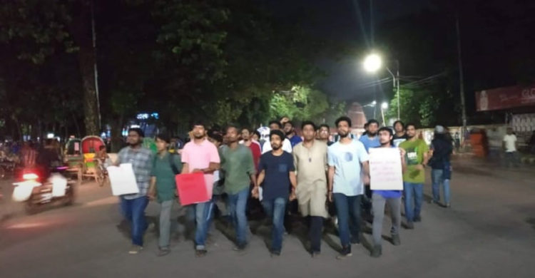 কাশ্মীরীদের স্বায়ত্তশাসন কেড়ে নেয়ায় ঢাবি শিক্ষার্থীদের বিক্ষোভ
