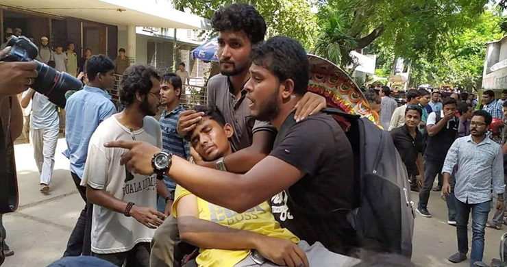ঢাবিতে দুর্নীতি বিরোধী মিছিলে ছাত্রলীগের হামলায় শিক্ষার্থী আহত!