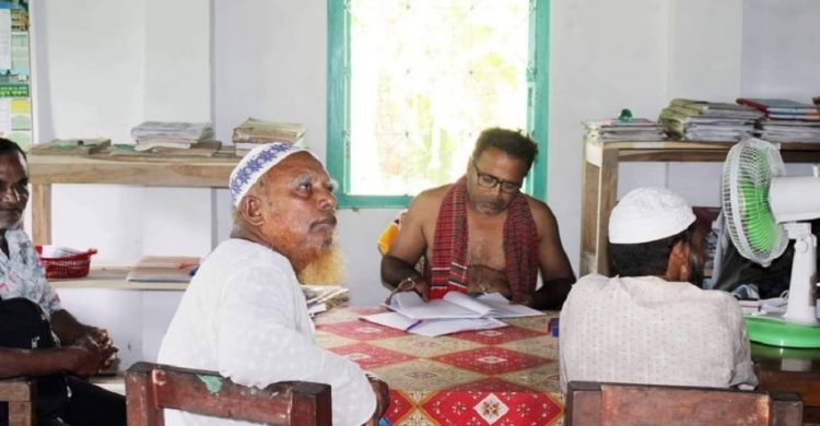 খালি গায়ে গামছা পরে অফিস করেন তিনি!