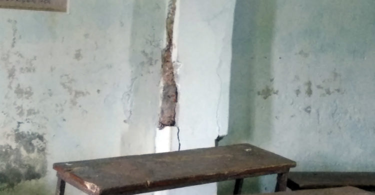 ঝুঁকিপূর্ণ ভবনে চলছে পাঠদান, আতঙ্কে শিক্ষার্থীরা!