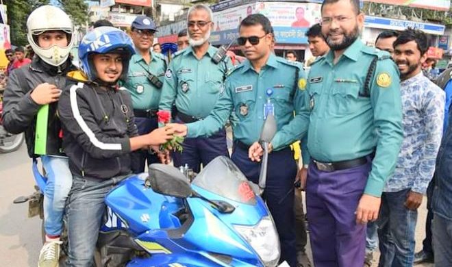 সিলেটে সড়কে নেমে কেউ জরিমানা, কেউ ‘ফুল’!