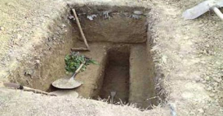বোনের কবর খুড়তে নেমে মারা গেলেন ভাই!