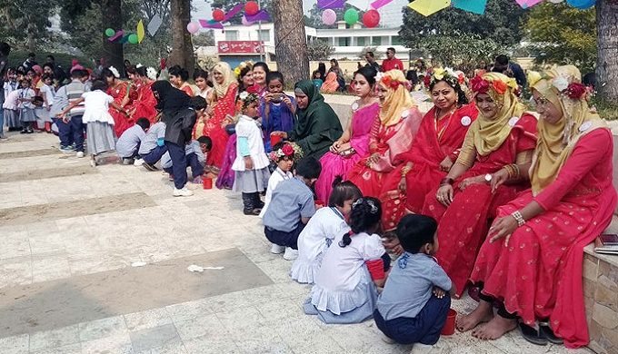 ভালবাসা দিবসে নিজ নিজ ‘মা’র পা ধুঁয়ে দিলো শিক্ষার্থীরা!