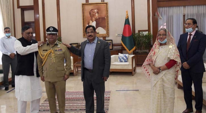 আইজিপির ব্যাজ পড়লেন বেনজীর আহমেদ