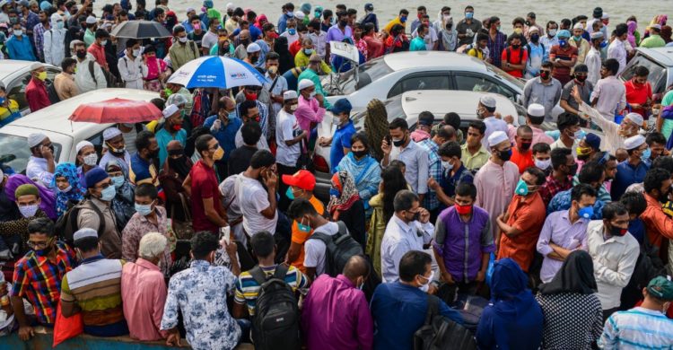করোনা মহামারিতে ঘরমুখো মানুষ, আক্রান্ত বাড়ার আশঙ্কা!