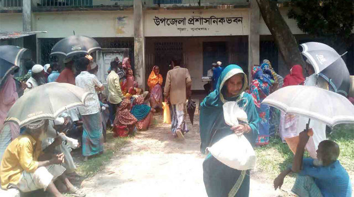 ভাতা বিতরণে মানা হচ্ছে না সামাজিক দূরত্ব!