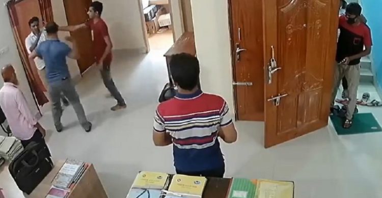 প‌রি‌বেশ অ‌ধিদফত‌রে গি‌য়ে অ‌তি‌রিক্ত পু‌লিশ সুপা‌রের মারধর!